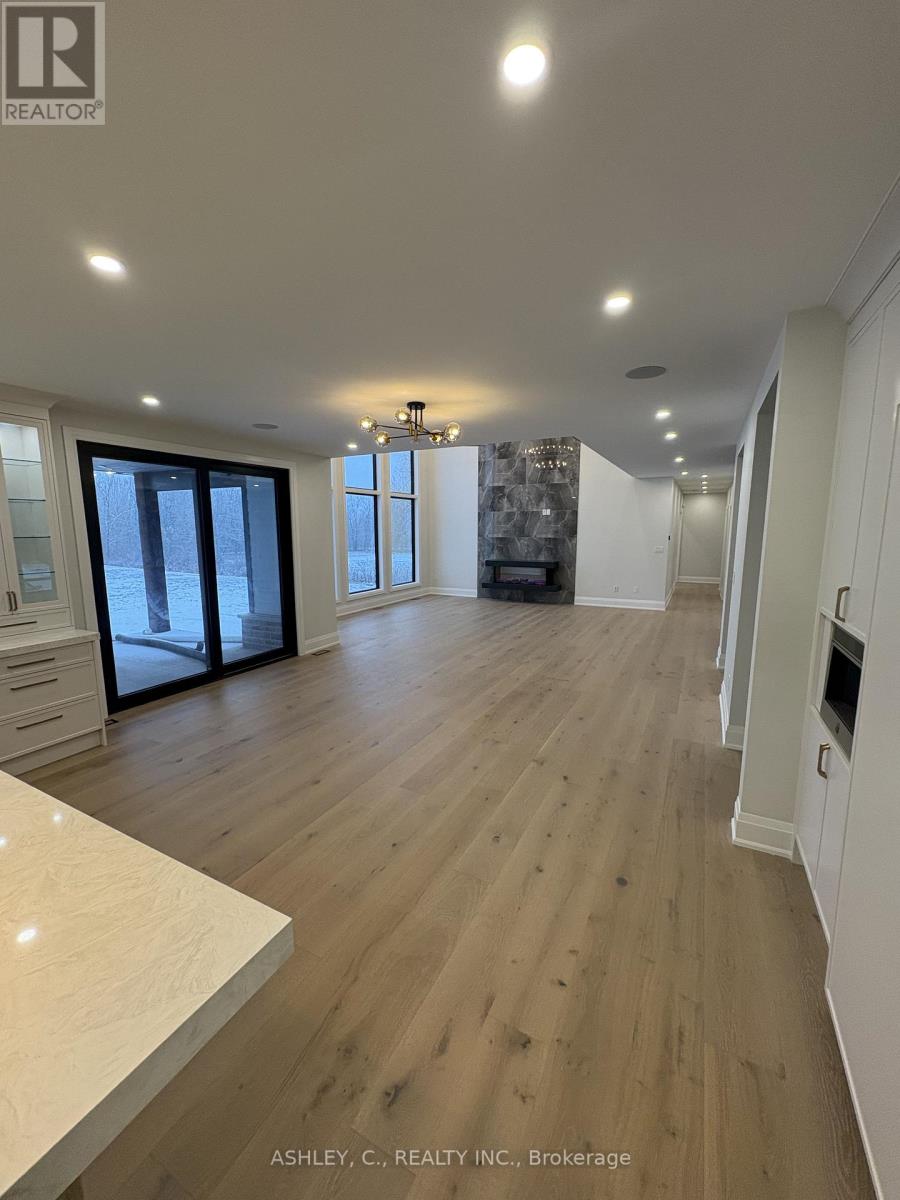 256 Mountain Road, Grimsby, Ontario  L3M 4E7 - Photo 11 - X12608930