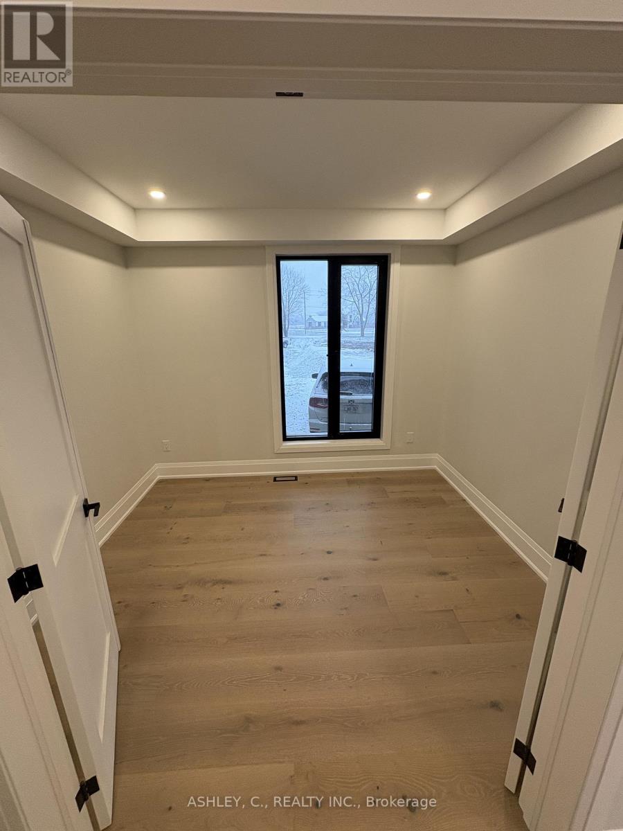 256 Mountain Road, Grimsby, Ontario  L3M 4E7 - Photo 12 - X12608930