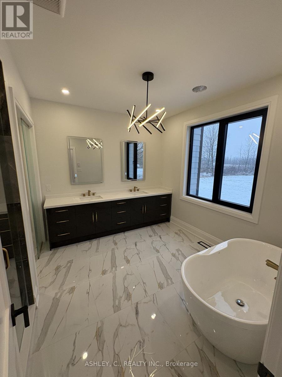 256 Mountain Road, Grimsby, Ontario  L3M 4E7 - Photo 15 - X12608930