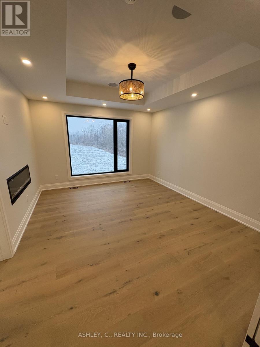 256 Mountain Road, Grimsby, Ontario  L3M 4E7 - Photo 17 - X12608930