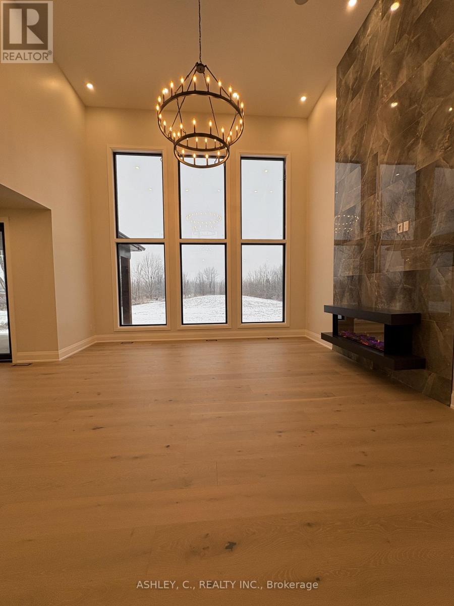 256 Mountain Road, Grimsby, Ontario  L3M 4E7 - Photo 3 - X12608930