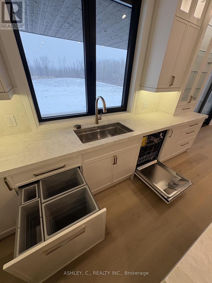 256 Mountain Road, Grimsby, Ontario  L3M 4E7 - Photo 8 - X12608930