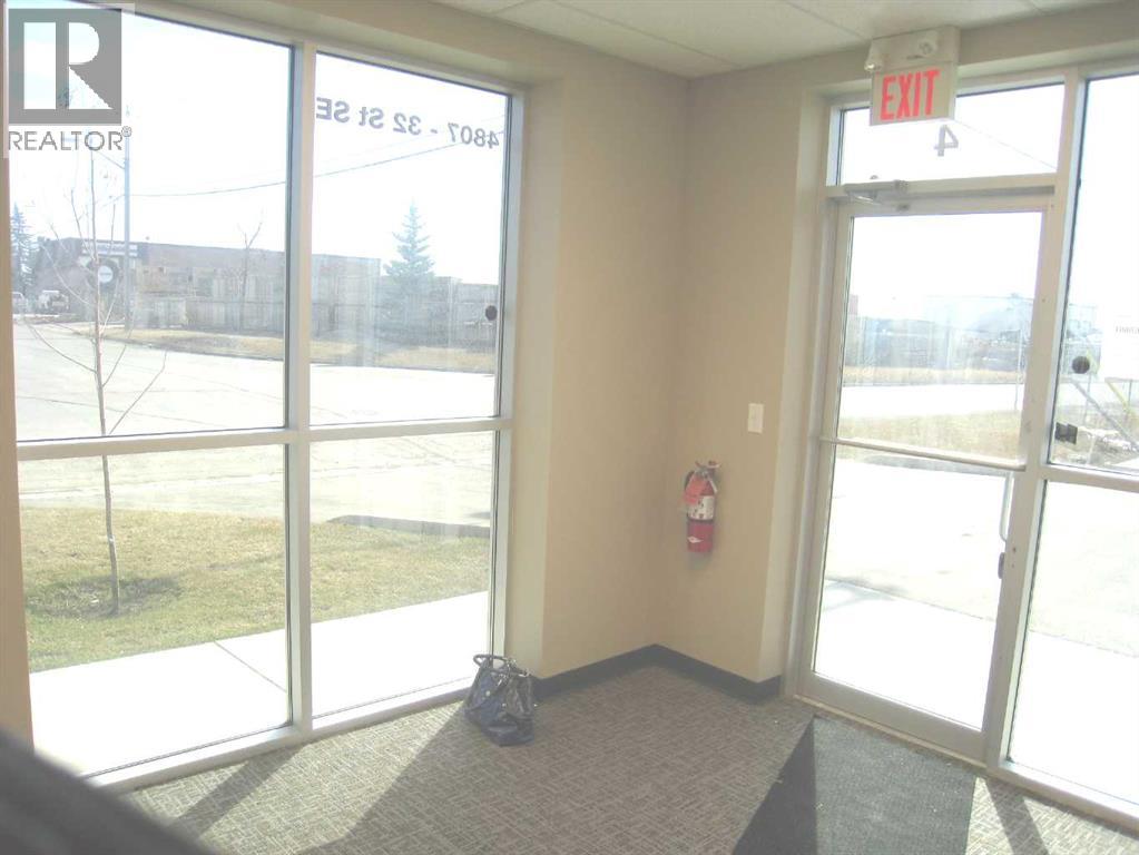 4, 4807 32 Street Se, Calgary, Alberta T2B 2X3 - Photo 2 - A2273073