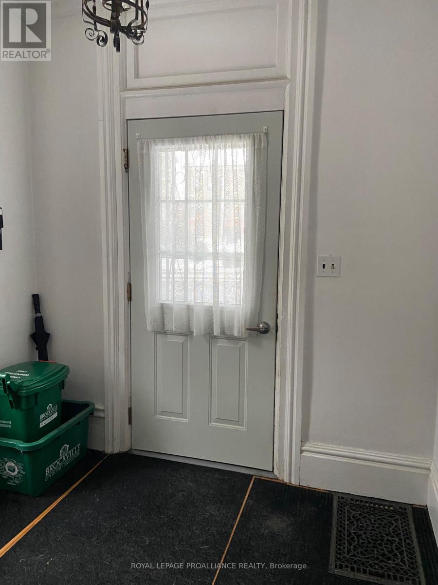 16 William Street, Brockville, Ontario  K6V 4V2 - Photo 11 - X12609014