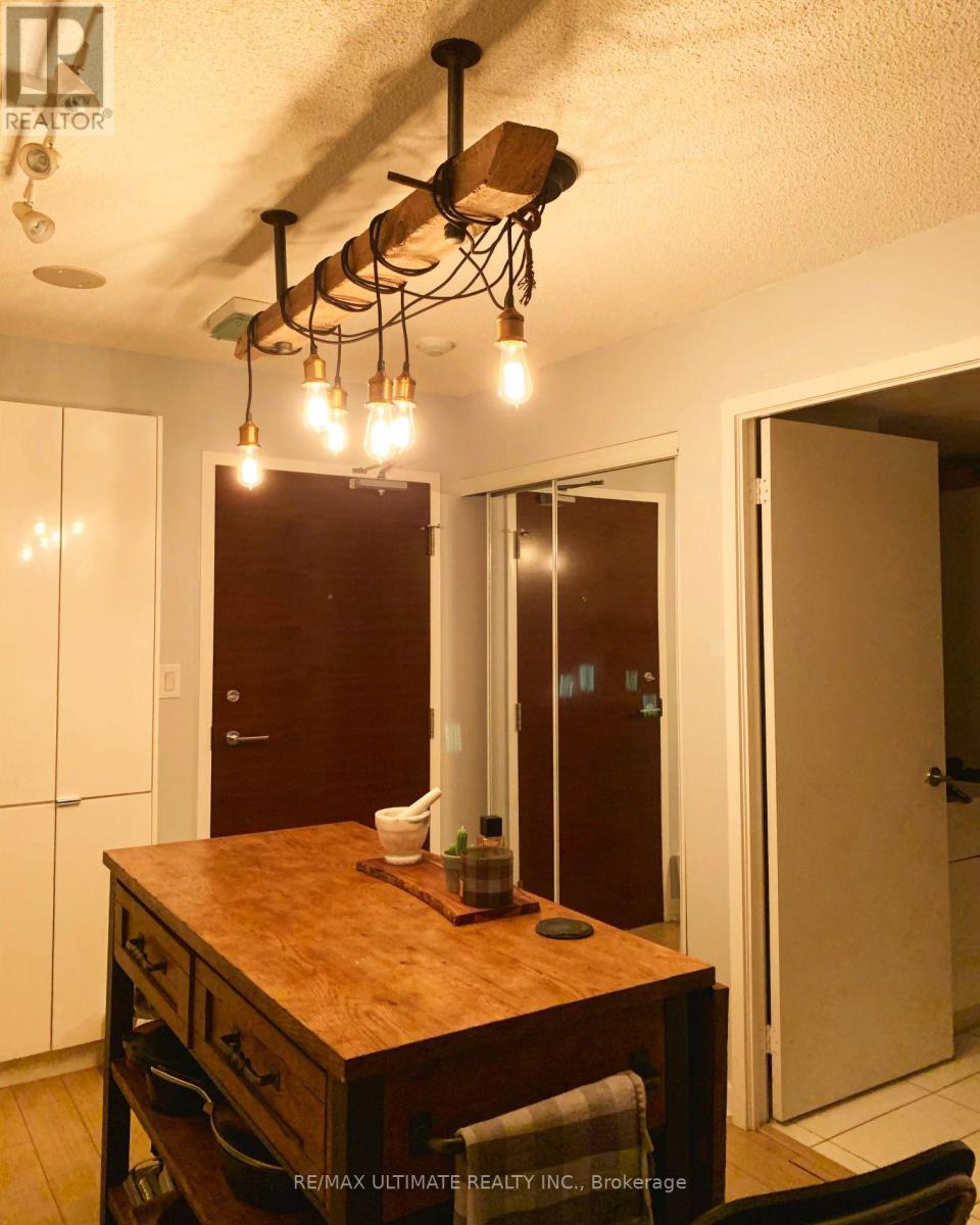 1105 - 15 Iceboat Terrace, Toronto, Ontario  M5V 4A5 - Photo 2 - C12608978