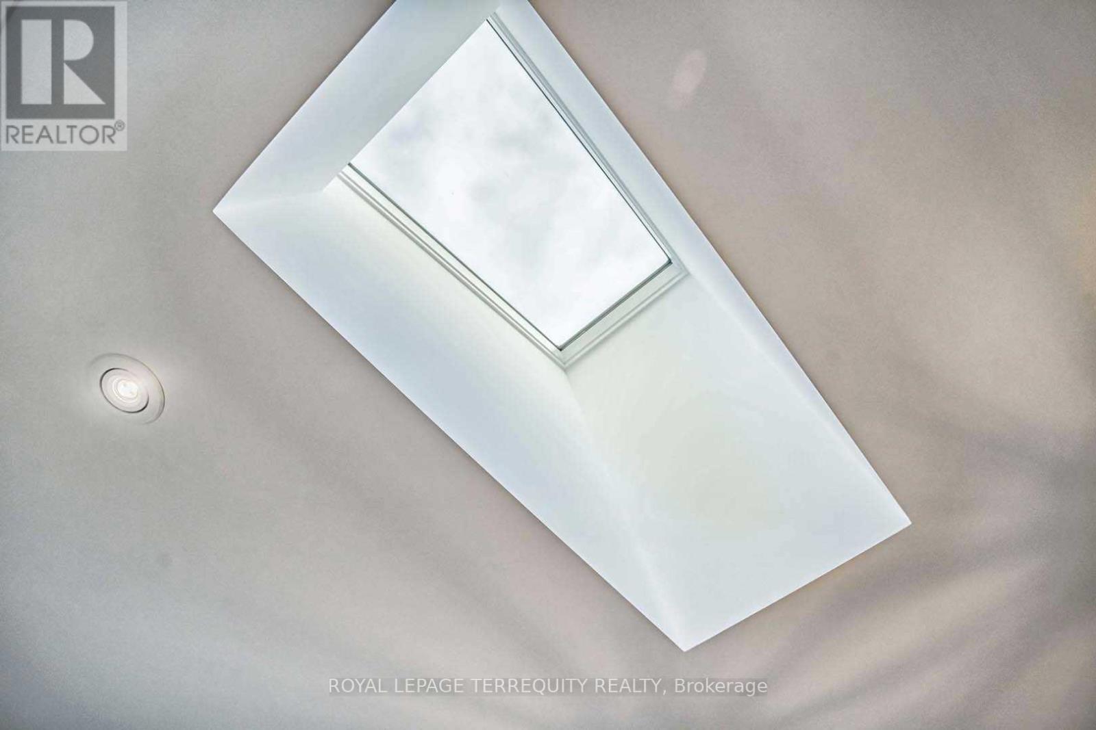 112 Prince George Drive, Toronto, Ontario  M9B 2X8 - Photo 10 - W12609038