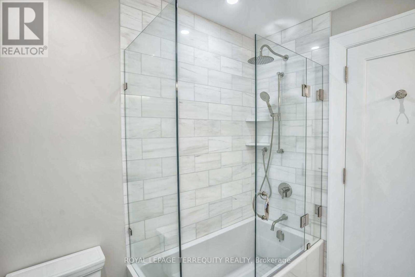 112 Prince George Drive, Toronto, Ontario  M9B 2X8 - Photo 11 - W12609038