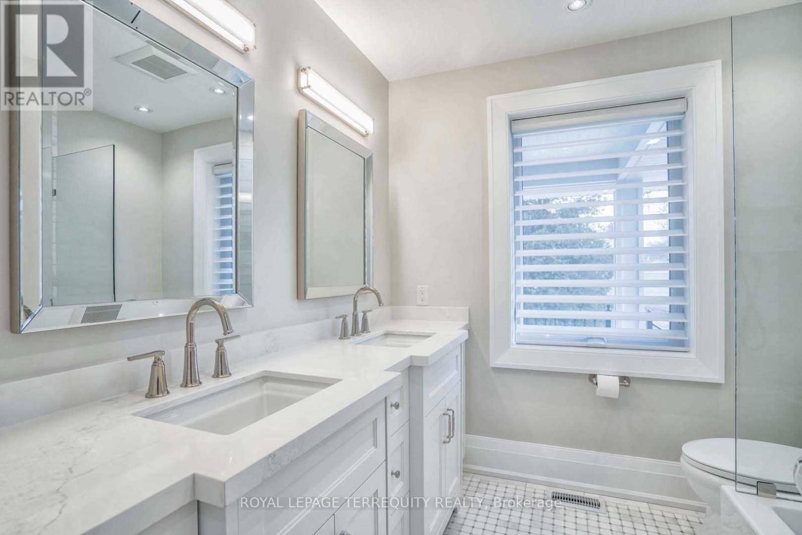 112 Prince George Drive, Toronto, Ontario  M9B 2X8 - Photo 12 - W12609038