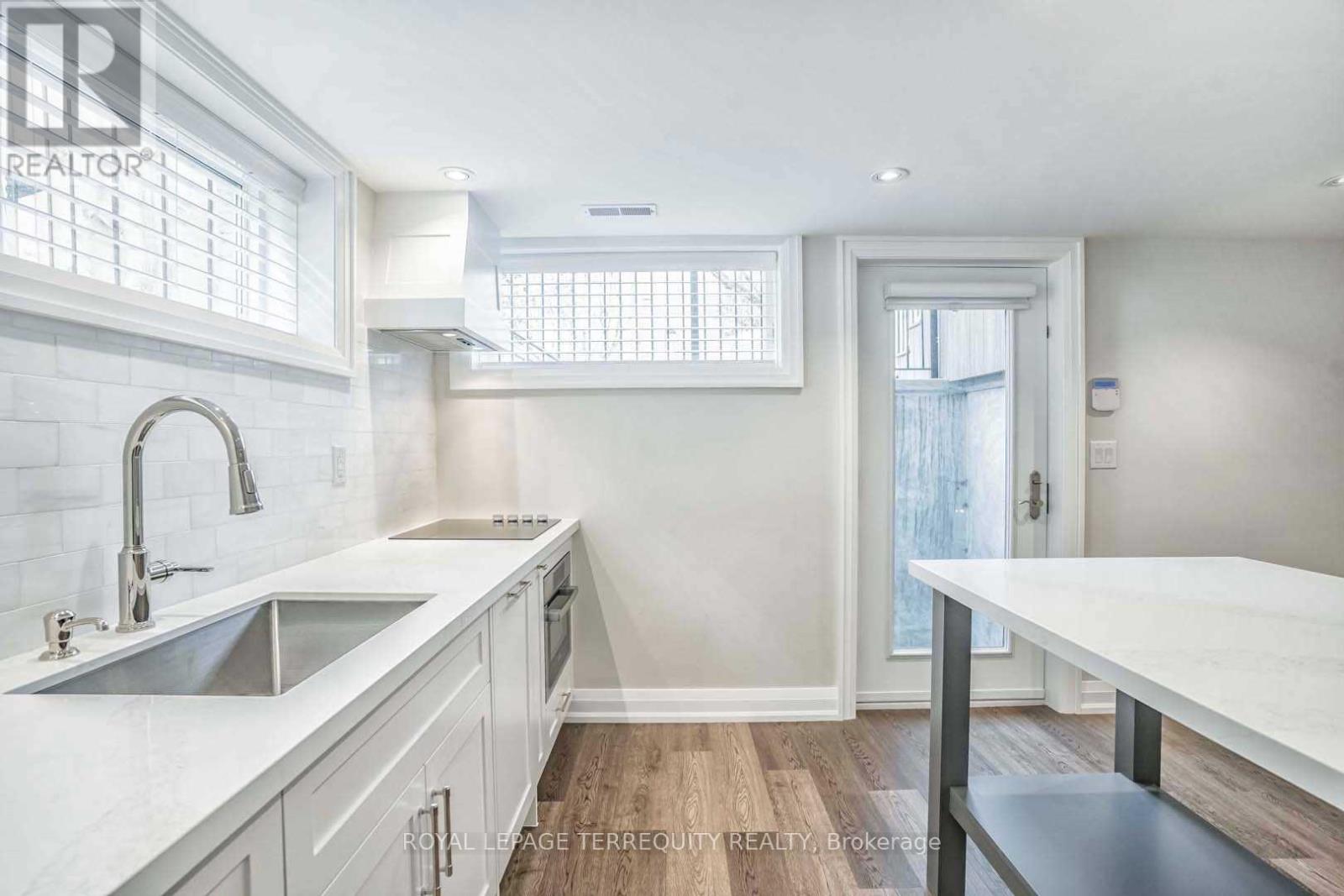 112 Prince George Drive, Toronto, Ontario  M9B 2X8 - Photo 16 - W12609038