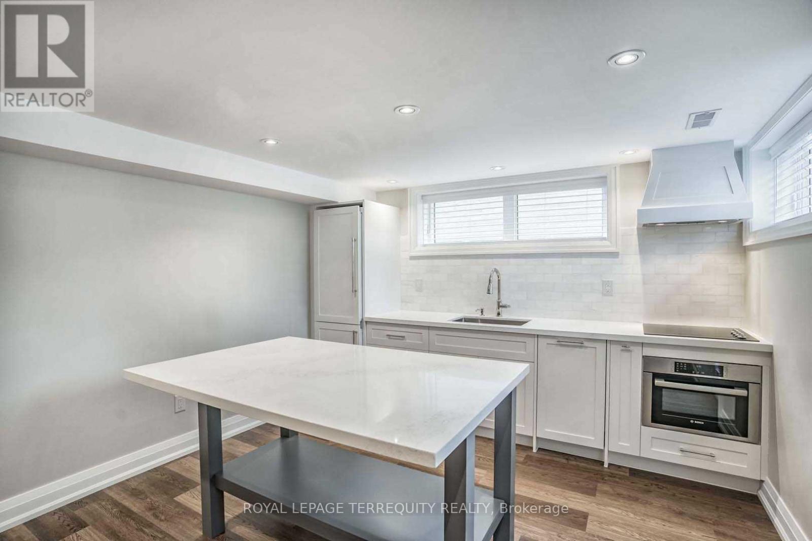 112 Prince George Drive, Toronto, Ontario  M9B 2X8 - Photo 18 - W12609038