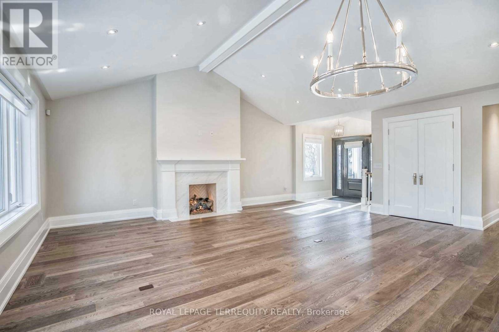 112 Prince George Drive, Toronto, Ontario  M9B 2X8 - Photo 3 - W12609038