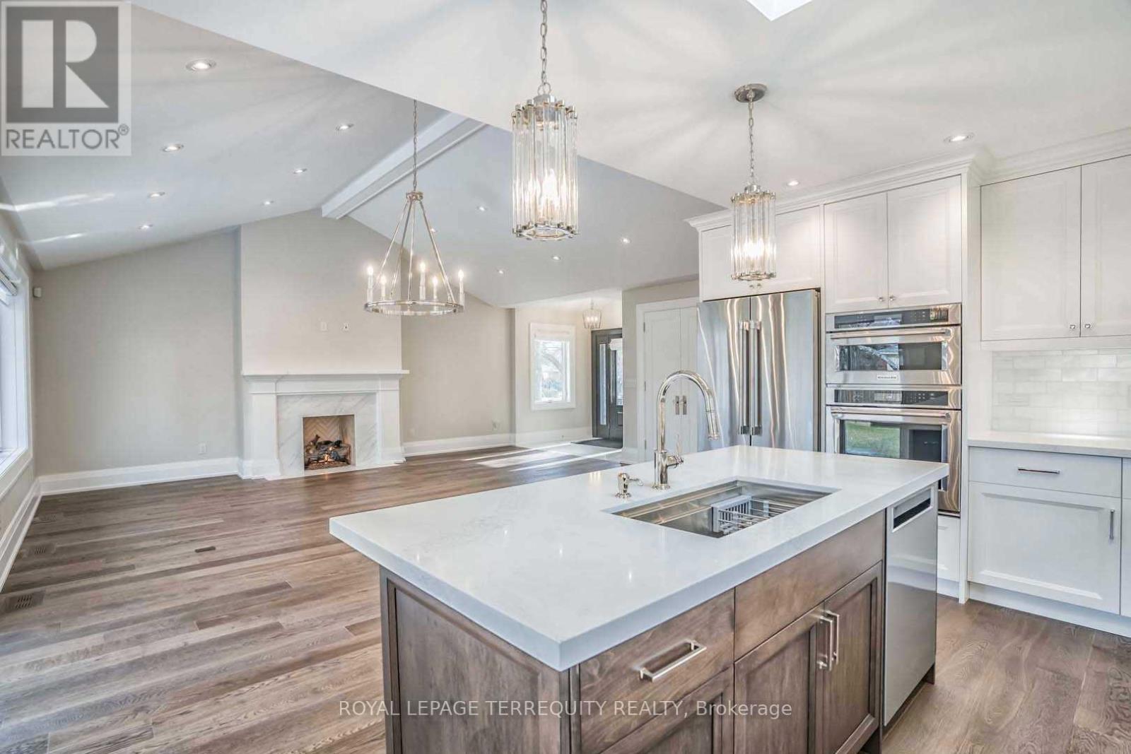 112 Prince George Drive, Toronto, Ontario  M9B 2X8 - Photo 5 - W12609038