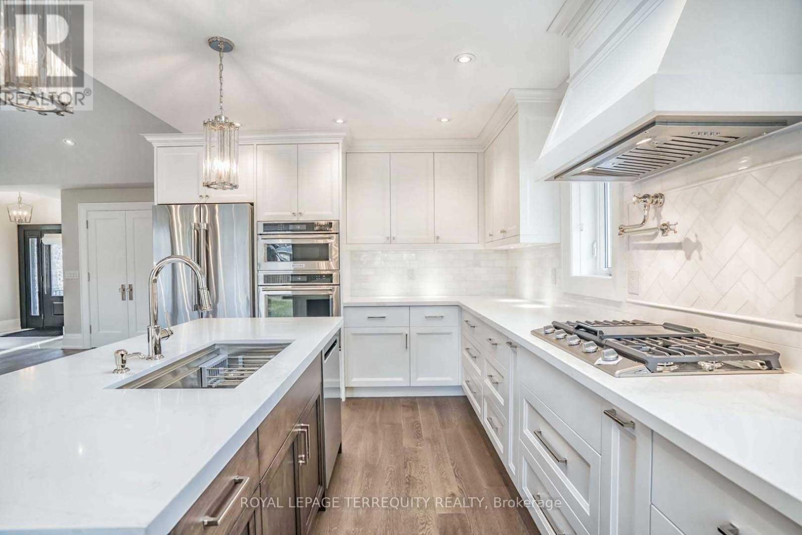 112 Prince George Drive, Toronto, Ontario  M9B 2X8 - Photo 6 - W12609038