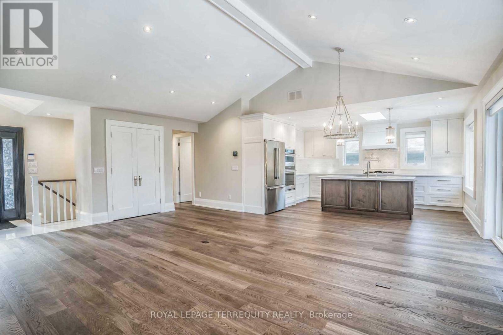 112 Prince George Drive, Toronto, Ontario  M9B 2X8 - Photo 7 - W12609038