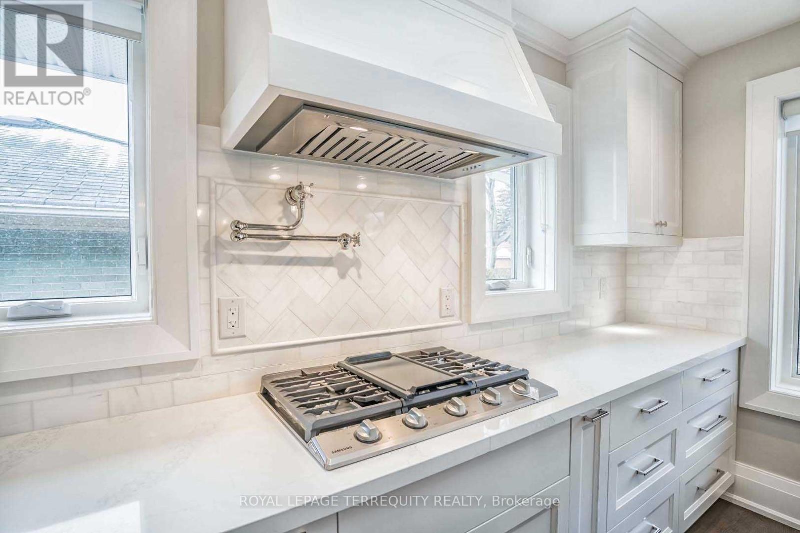 112 Prince George Drive, Toronto, Ontario  M9B 2X8 - Photo 8 - W12609038