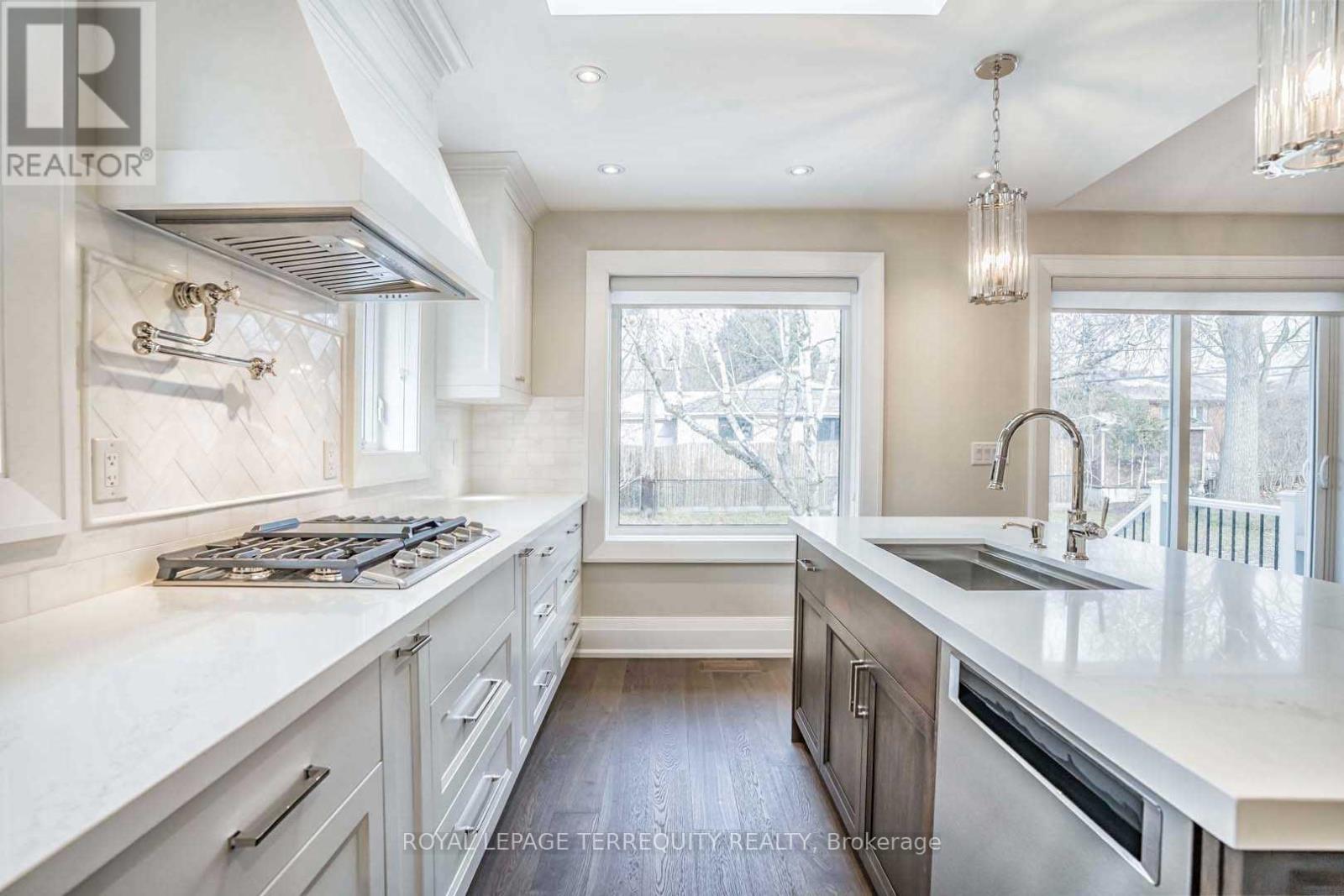 112 Prince George Drive, Toronto, Ontario  M9B 2X8 - Photo 9 - W12609038