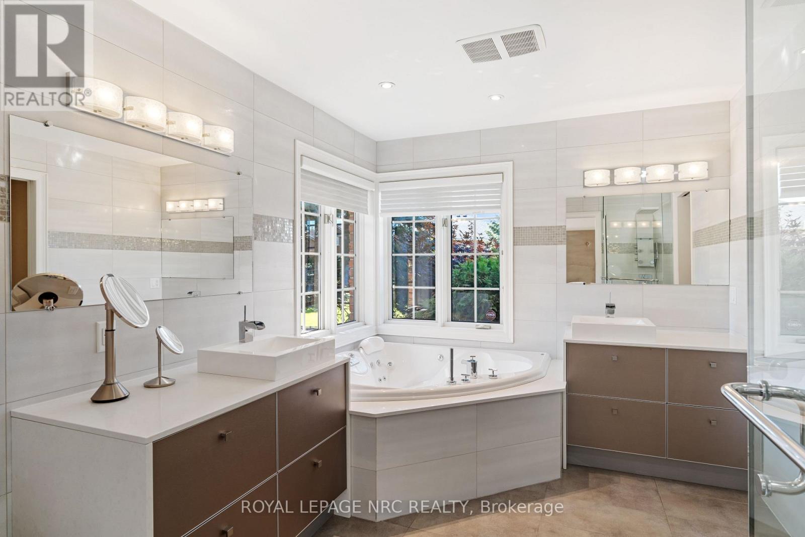 3505 Matthews Drive, Niagara Falls (Mt. Carmel), Ontario  L2H 2Z4 - Photo 12 - X12428233