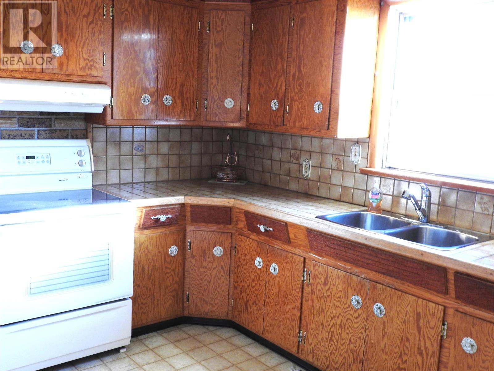 17 Penfold St, Thunder Bay, Ontario  P7A 3J6 - Photo 3 - TB253537