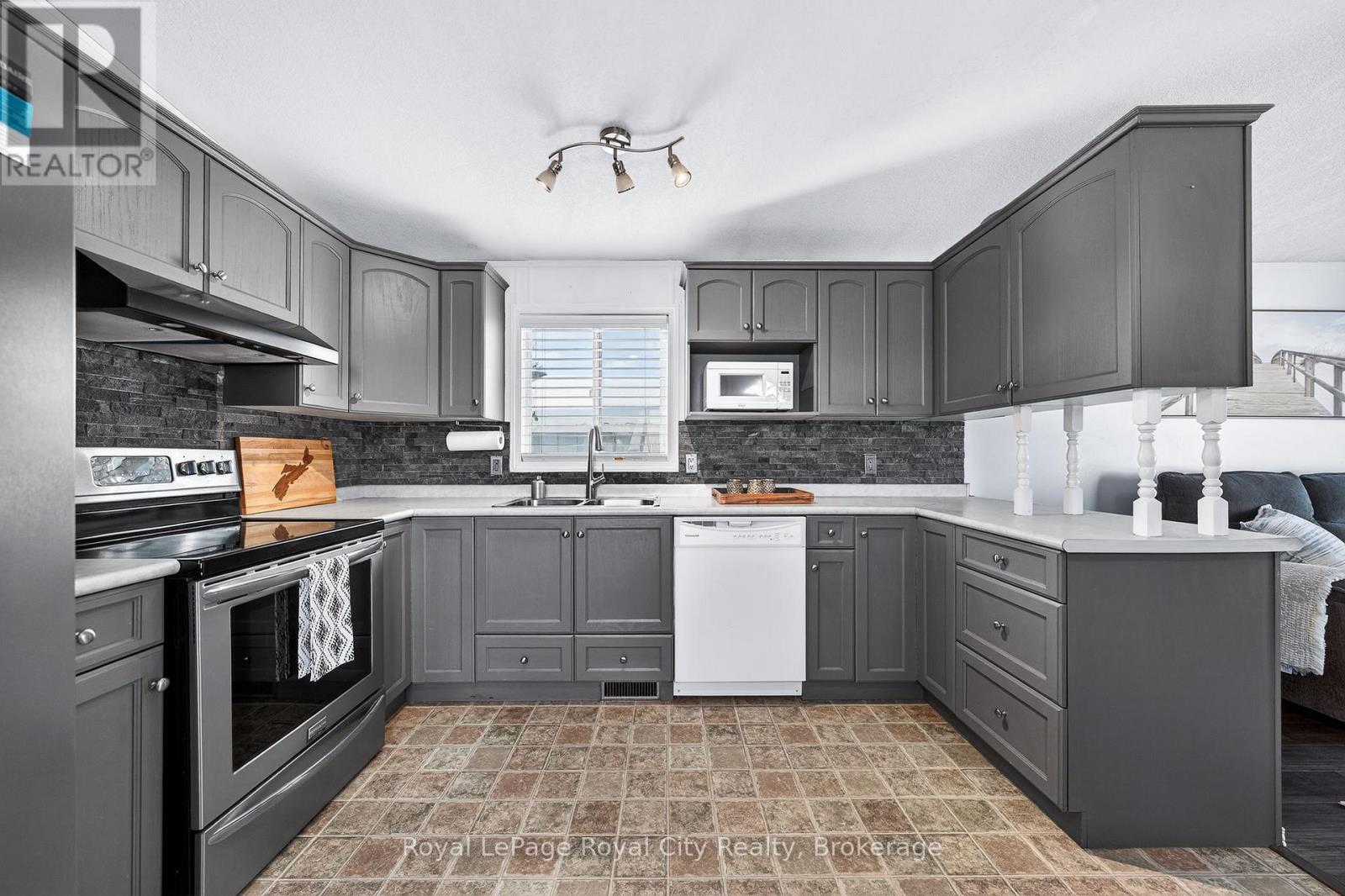 6 Water (Pvt) Street, Puslinch, Ontario N1H 6H9 - Photo 11 - X12422338