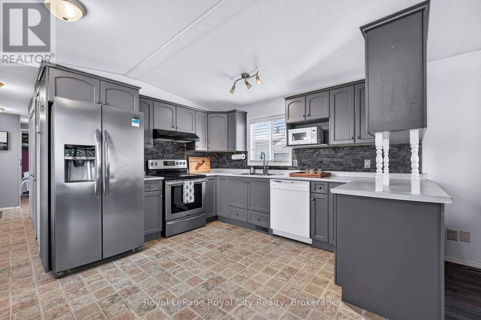 6 Water (Pvt) Street, Puslinch, Ontario N1H 6H9 - Photo 12 - X12422338