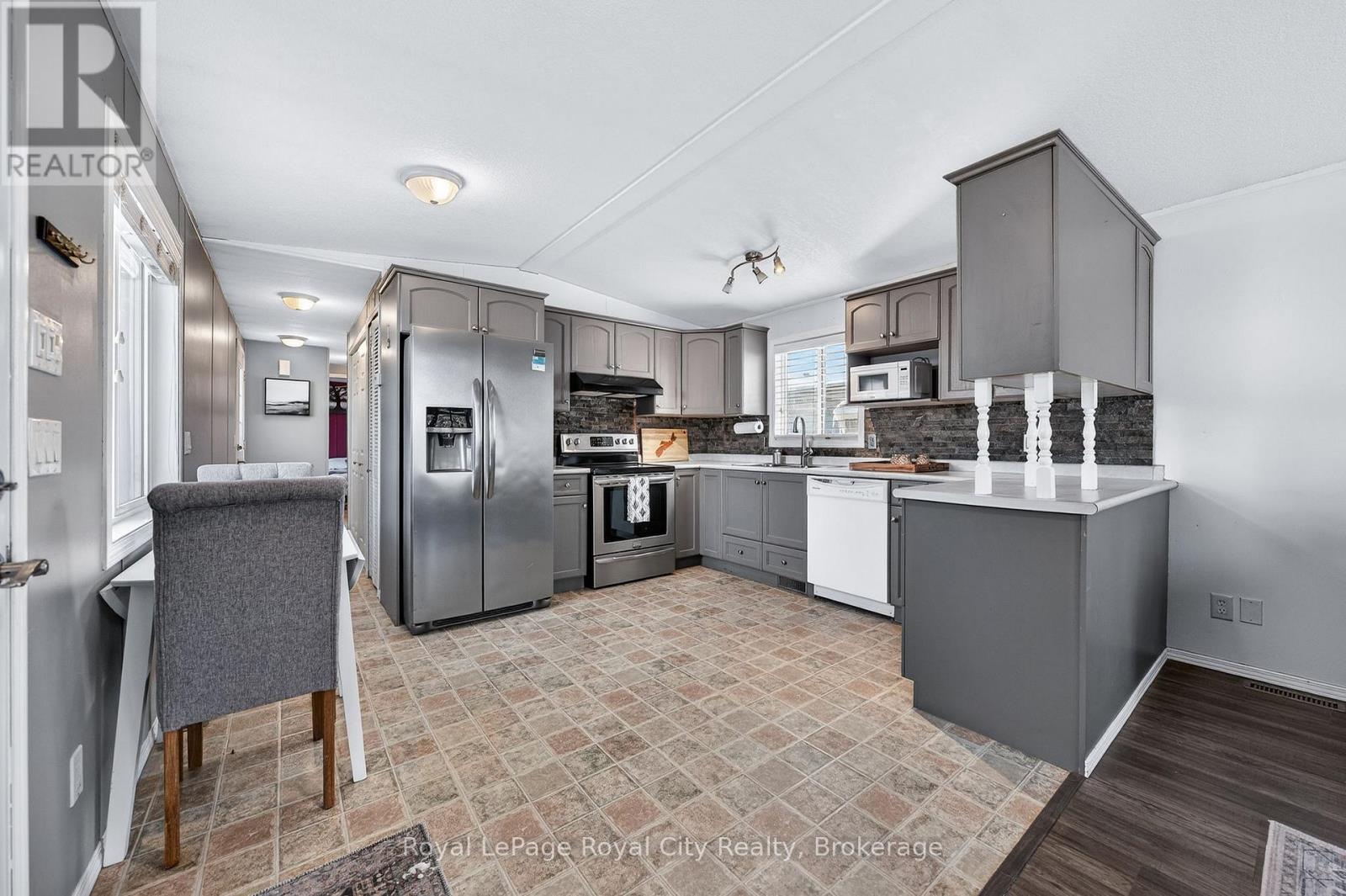 6 Water (Pvt) Street, Puslinch, Ontario N1H 6H9 - Photo 5 - X12422338