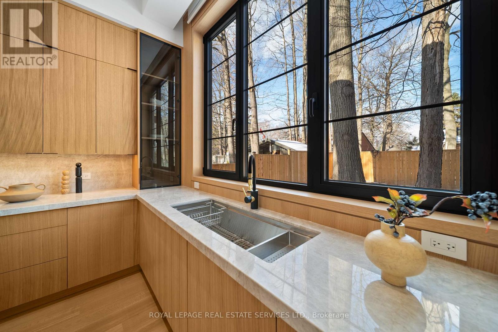 4 Waxwing Place, Toronto, Ontario  M3C 1N6 - Photo 11 - C12609188