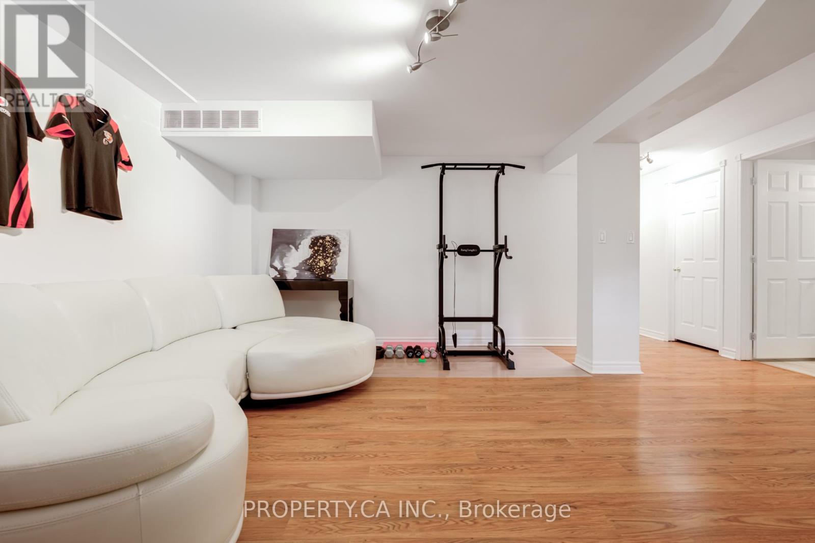 58 Glasgow Crescent, Georgina, Ontario  L4P 4B3 - Photo 33 - N12609096