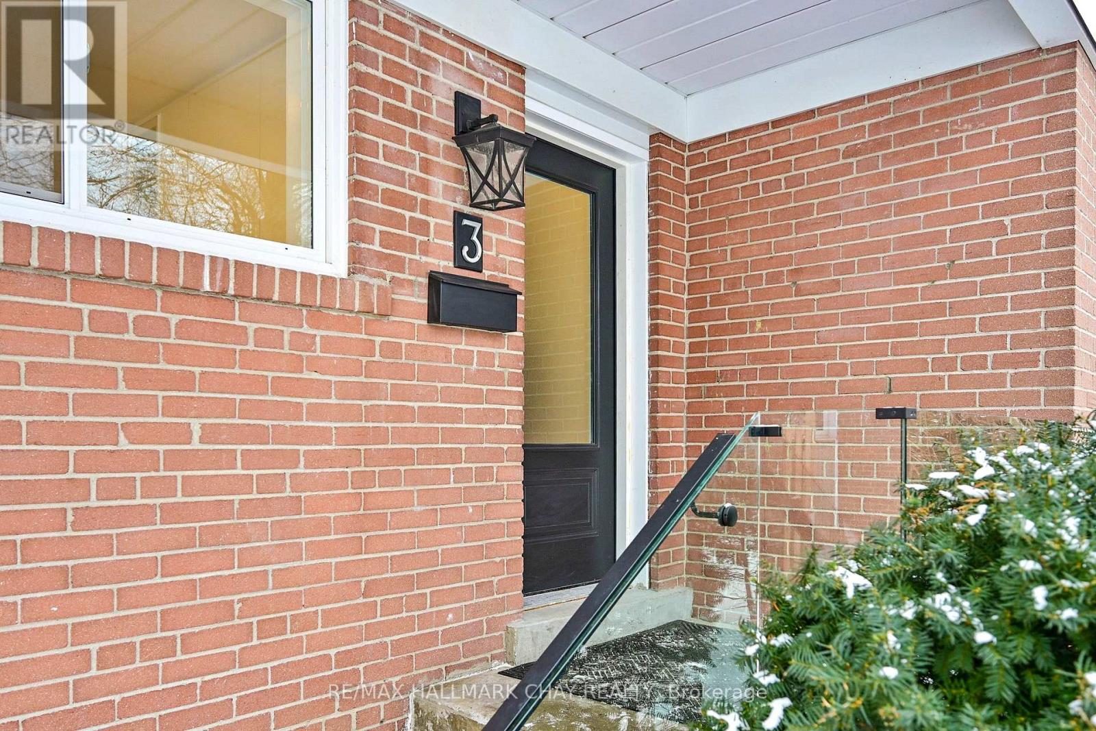 3 Davidson Road, Aurora, Ontario  L4G 2A9 - Photo 2 - N12609204