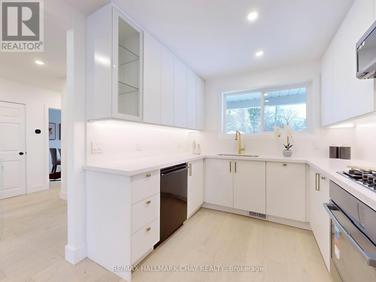 3 Davidson Road, Aurora, Ontario  L4G 2A9 - Photo 7 - N12609204