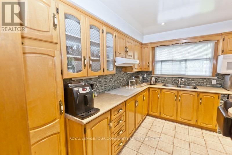 8 Stanwood Crescent, Toronto, Ontario  M9M 1Z9 - Photo 6 - W12609166