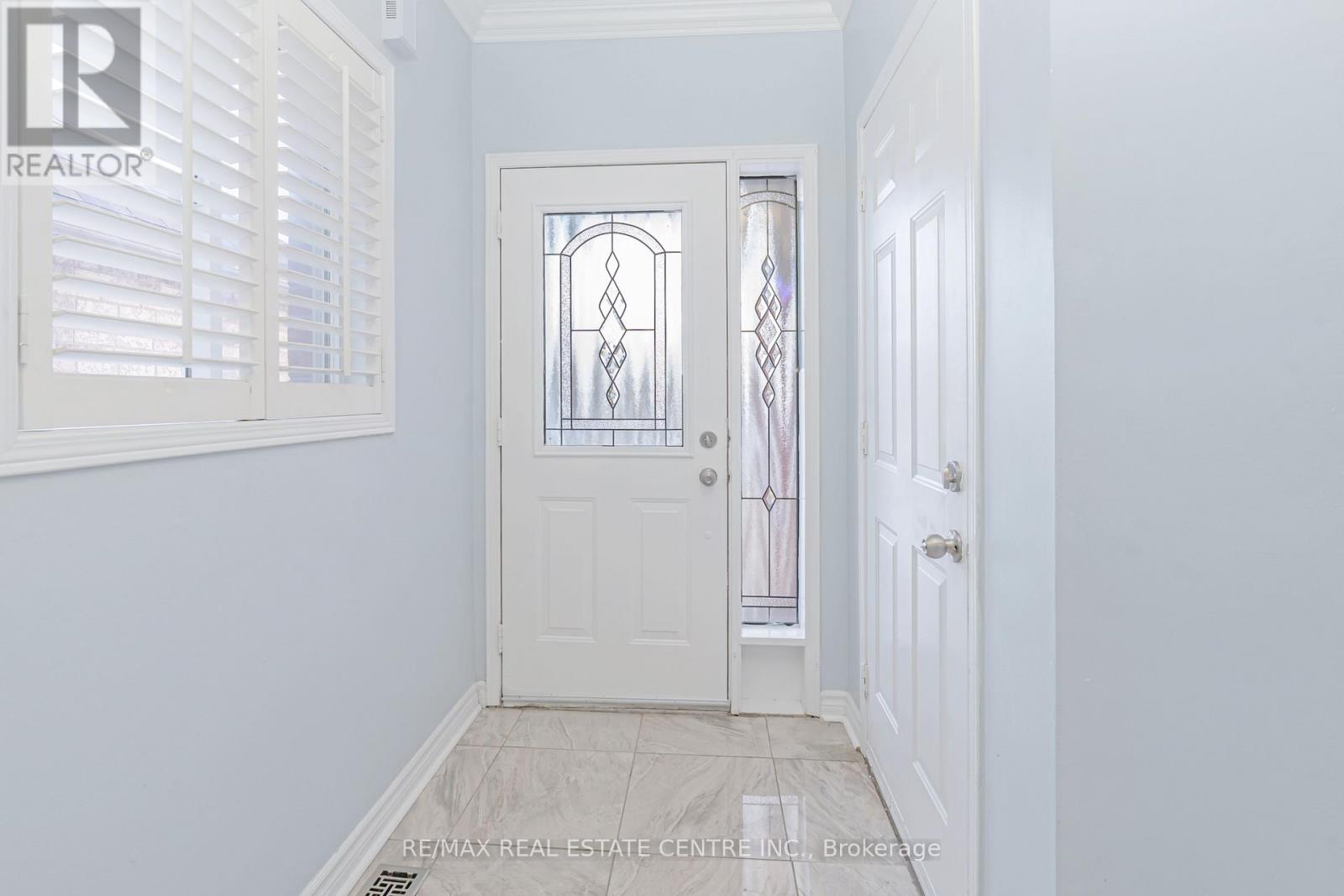 40 Olympia Crescent, Brampton (Fletcher's Meadow), Ontario  L6X 4W2 - Photo 5 - W12609180