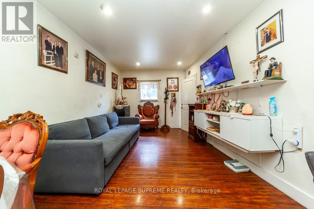 529 Rogers Road, Toronto, Ontario  M6M 1B4 - Photo 7 - W12367263