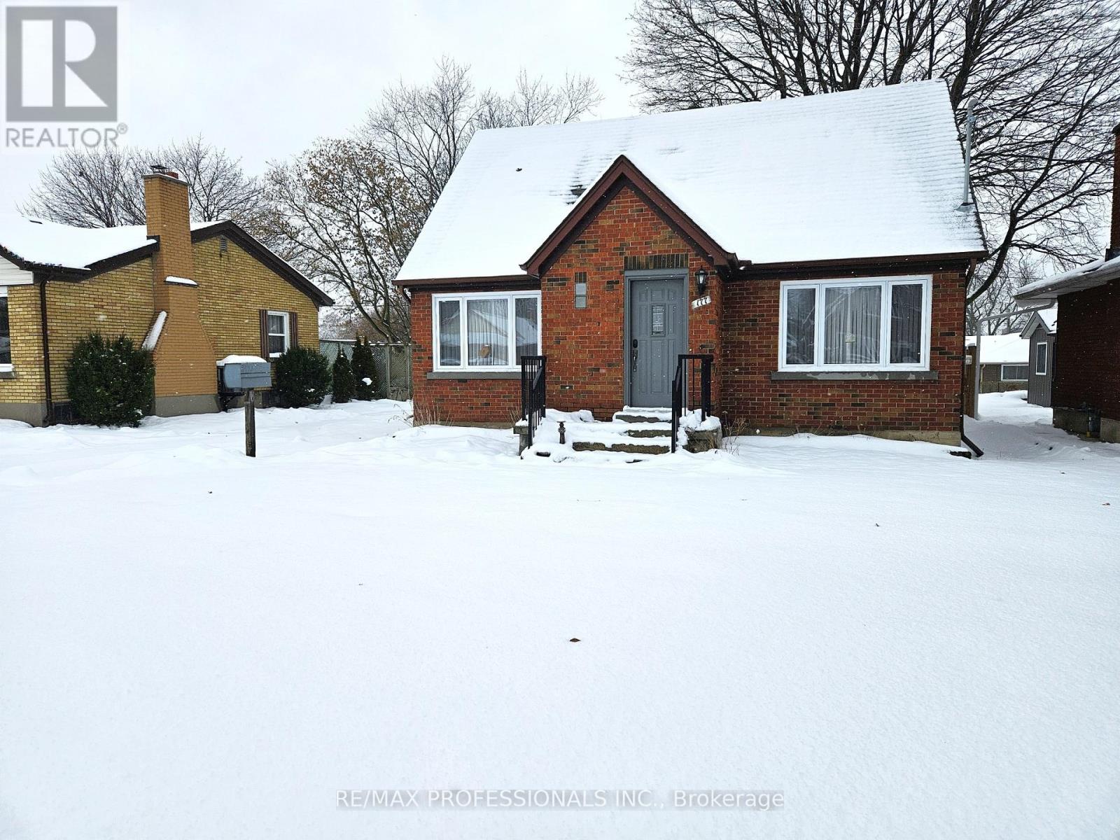 177 Ninth Avenue, Kitchener, Ontario  N2C 1S9 - Photo 2 - X12609224