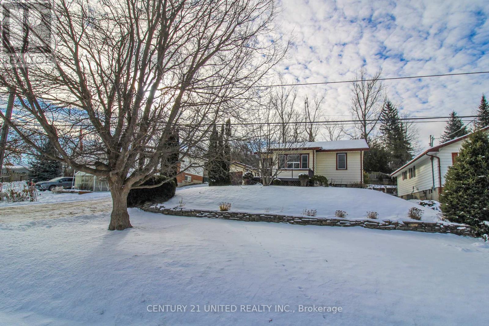 611 Asburnham Drive, Peterborough (Ashburnham Ward 4), Ontario  K9L 2A2 - Photo 3 - X12609276