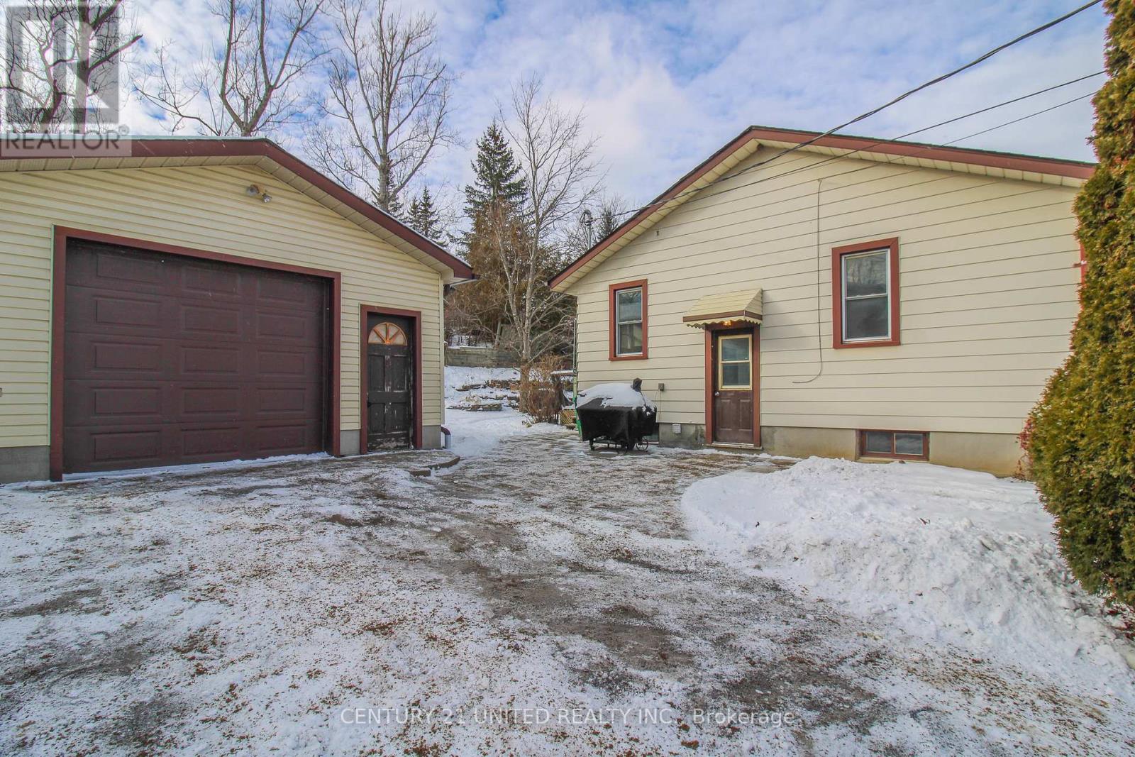 611 Asburnham Drive, Peterborough (Ashburnham Ward 4), Ontario  K9L 2A2 - Photo 5 - X12609276