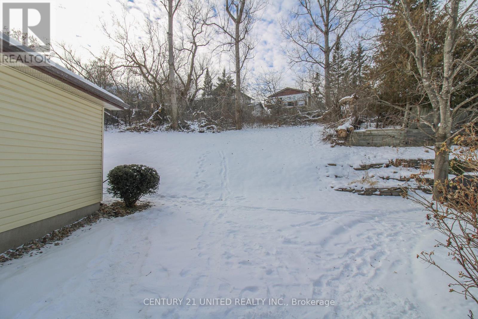 611 Asburnham Drive, Peterborough (Ashburnham Ward 4), Ontario  K9L 2A2 - Photo 6 - X12609276