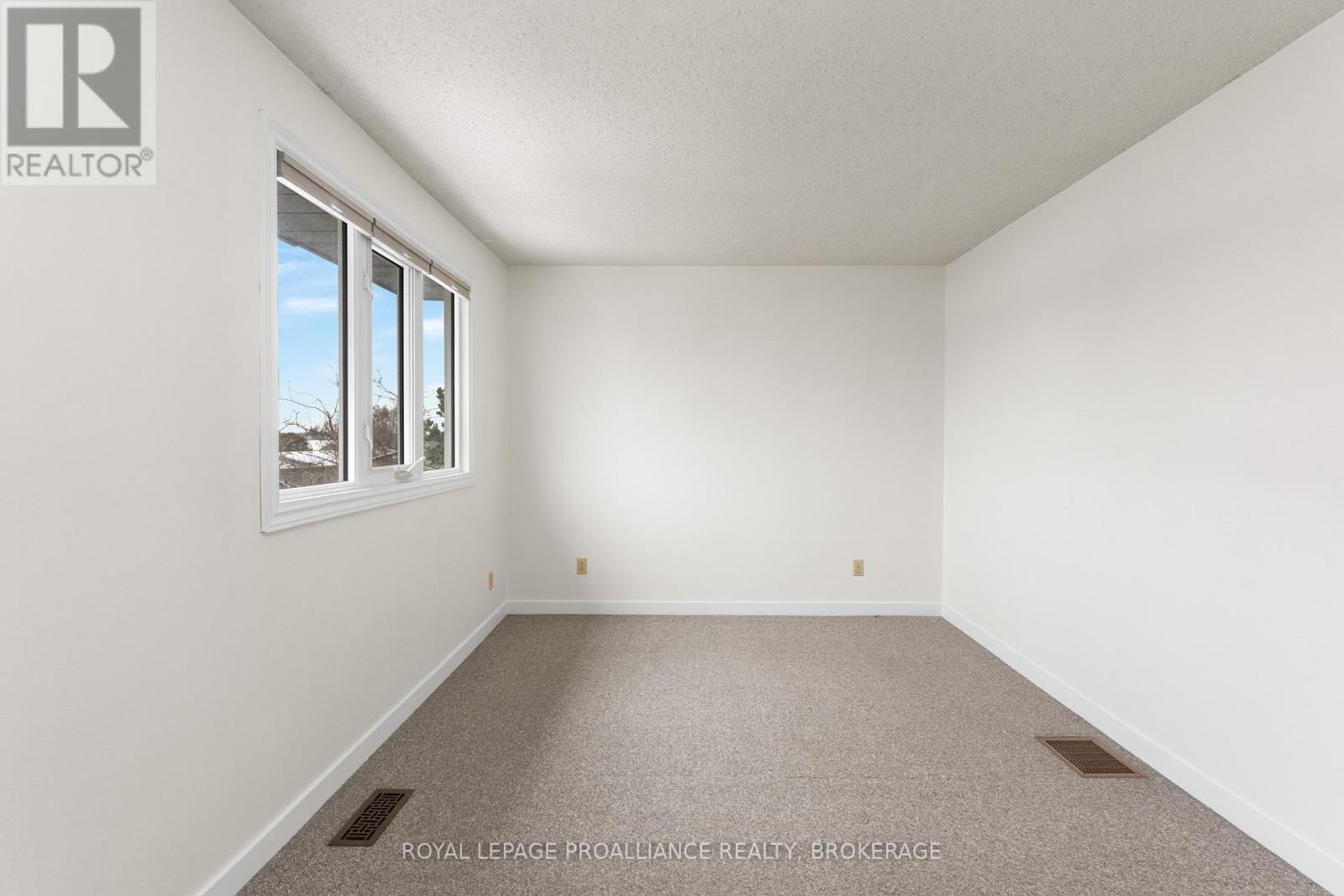 10 - 10 St Paul's Place, Kingston (West Of Sir John A. Blvd), Ontario  K7M 7S1 - Photo 22 - X12609248