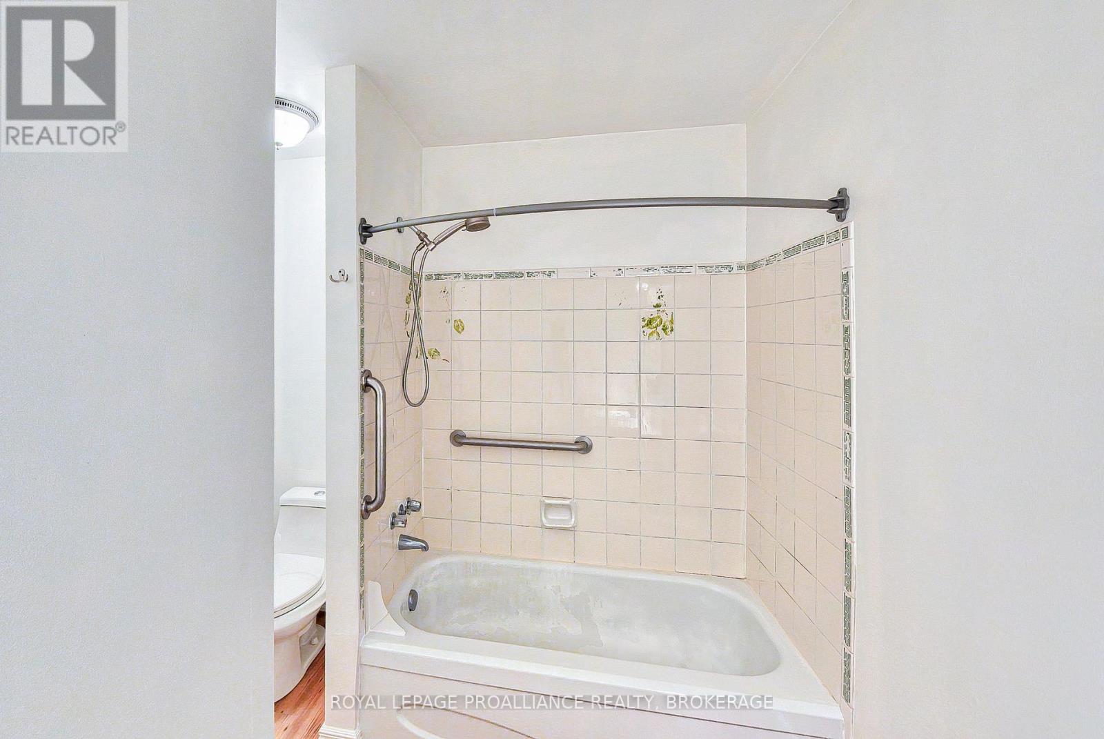 10 - 10 St Paul's Place, Kingston (West Of Sir John A. Blvd), Ontario  K7M 7S1 - Photo 25 - X12609248