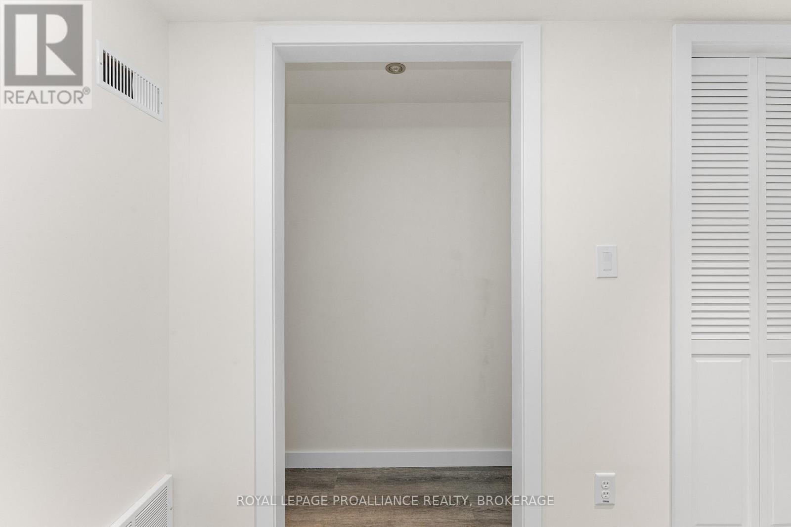 10 - 10 St Paul's Place, Kingston (West Of Sir John A. Blvd), Ontario  K7M 7S1 - Photo 36 - X12609248