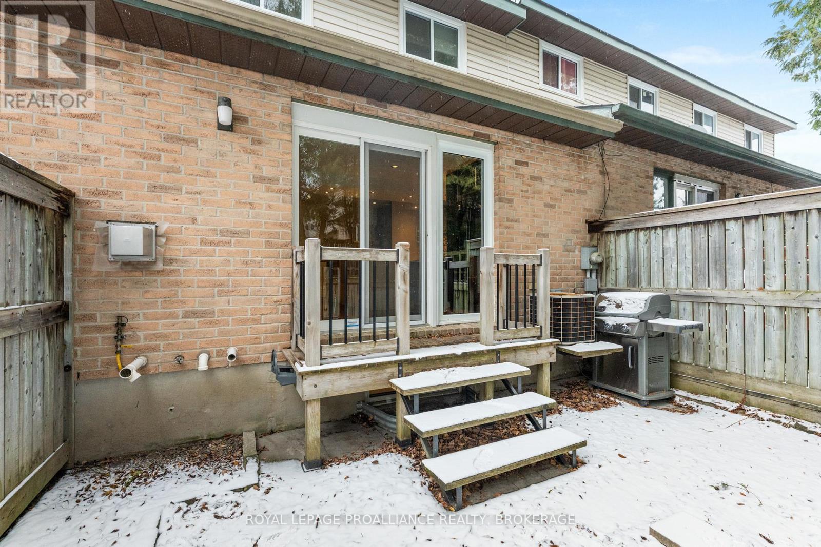 10 - 10 St Paul's Place, Kingston (West Of Sir John A. Blvd), Ontario  K7M 7S1 - Photo 43 - X12609248