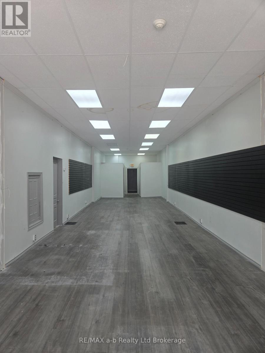 403 Dundas Street, Woodstock (Woodstock - North), Ontario  N4S 1B8 - Photo 2 - X12609242