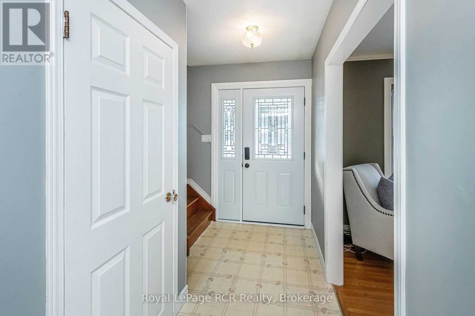 37 Centre Street, Orangeville, Ontario L9W 2X3 - Photo 2 - W12609274