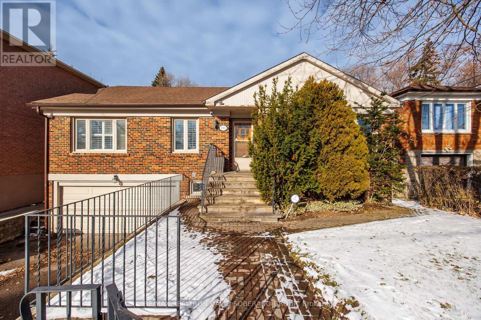 112 York Downs Drive, Toronto, Ontario  M3H 2G7 - Photo 3 - C12609298