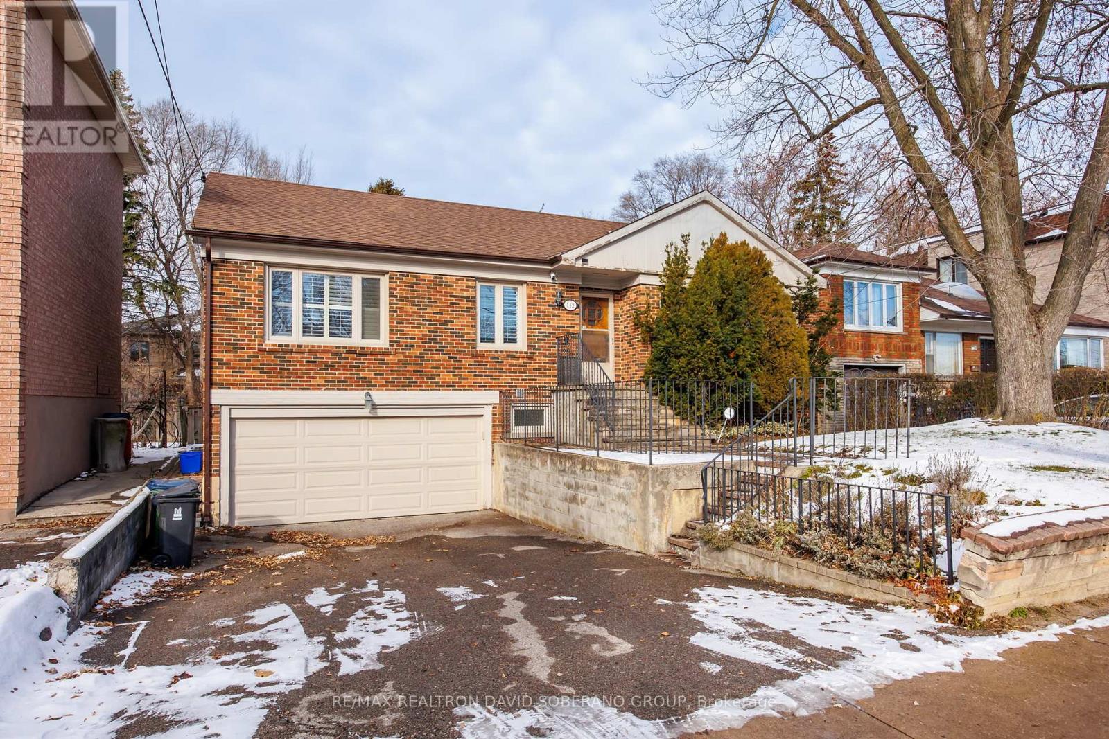 112 York Downs Drive, Toronto, Ontario  M3H 2G7 - Photo 4 - C12609298