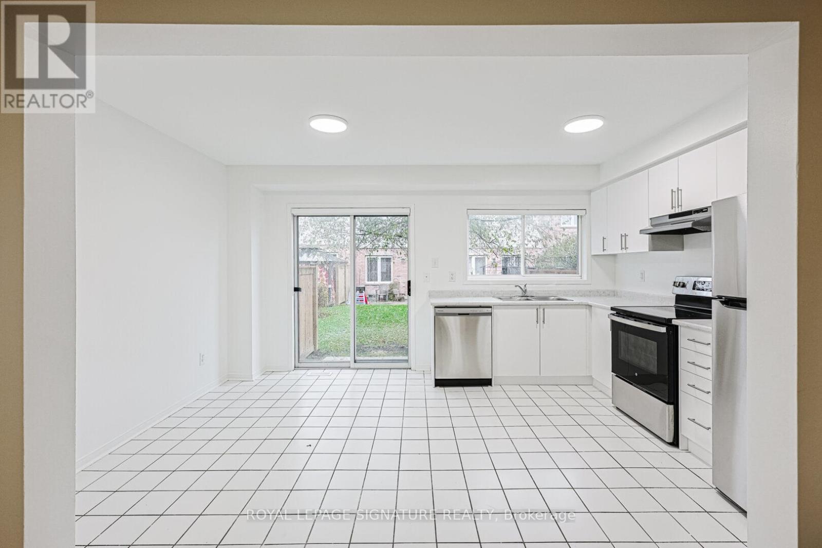 6 - 3 Pleasantview Avenue, Brampton (Brampton West), Ontario  L6X 5E8 - Photo 4 - W12609282