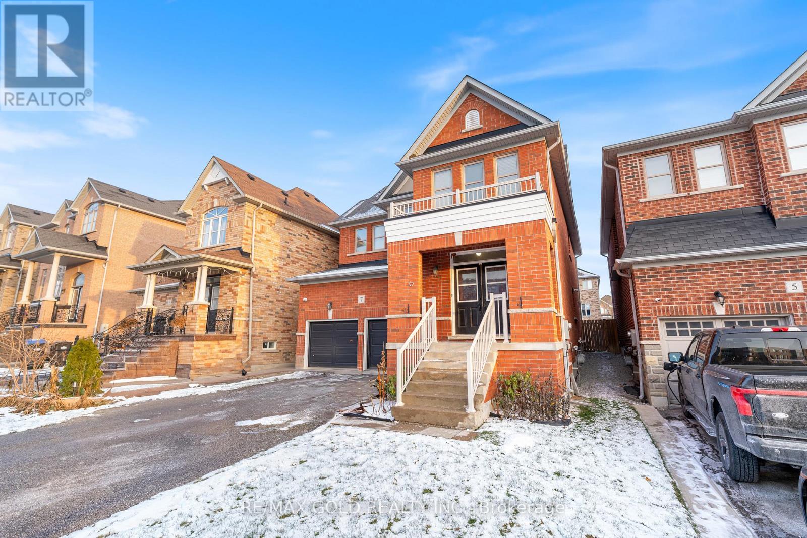 7 Gardenbrooke Trail, Brampton, Ontario  L6P 3L1 - Photo 3 - W12609336