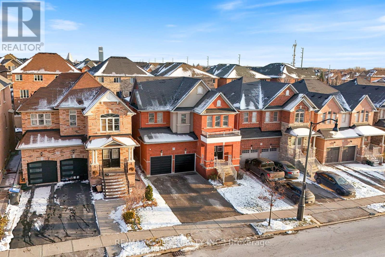 7 Gardenbrooke Trail, Brampton, Ontario  L6P 3L1 - Photo 4 - W12609336