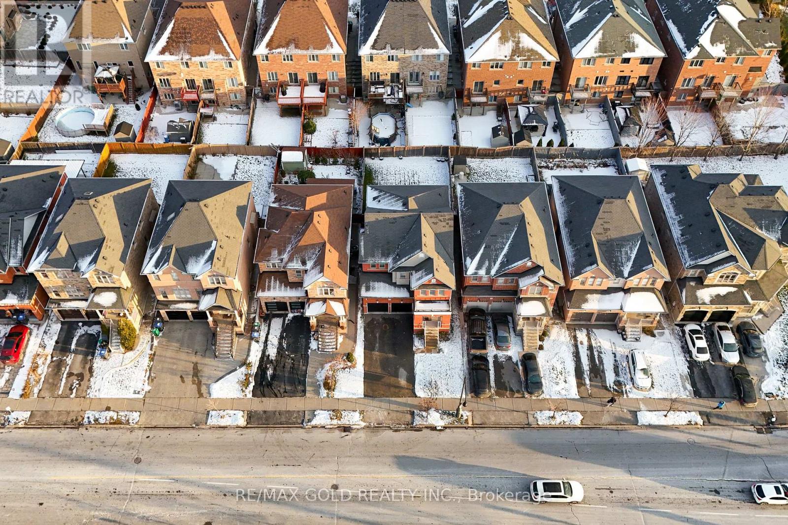 7 Gardenbrooke Trail, Brampton, Ontario  L6P 3L1 - Photo 5 - W12609336