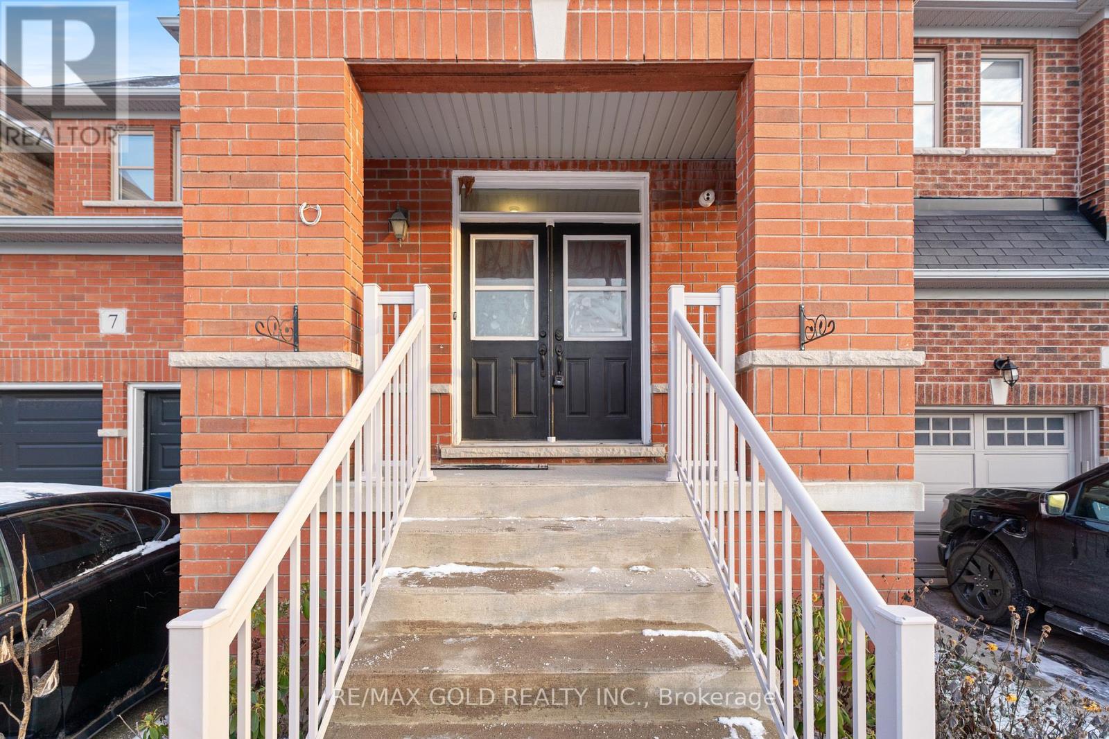 7 Gardenbrooke Trail, Brampton, Ontario  L6P 3L1 - Photo 6 - W12609336