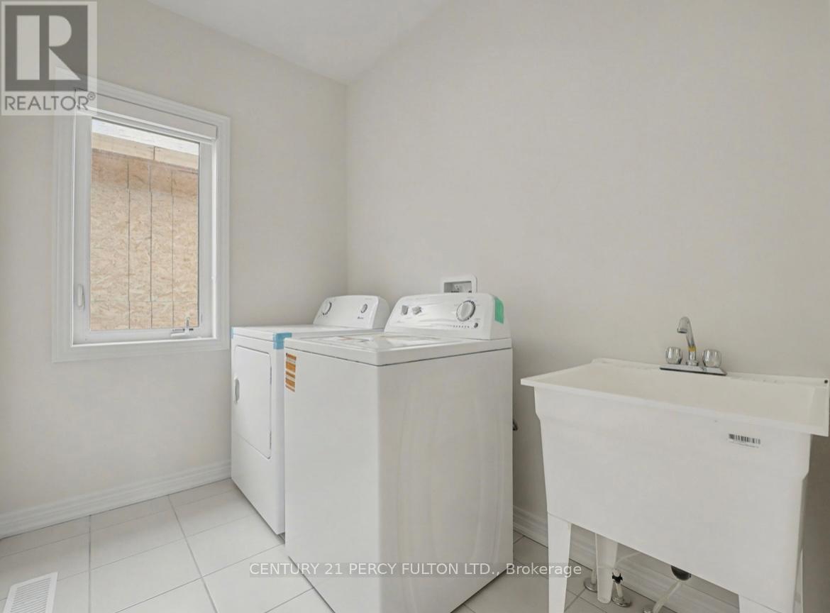 396 Kennedy Circle W, Milton (Cb Cobban), Ontario  L9E 2C6 - Photo 12 - W12609358